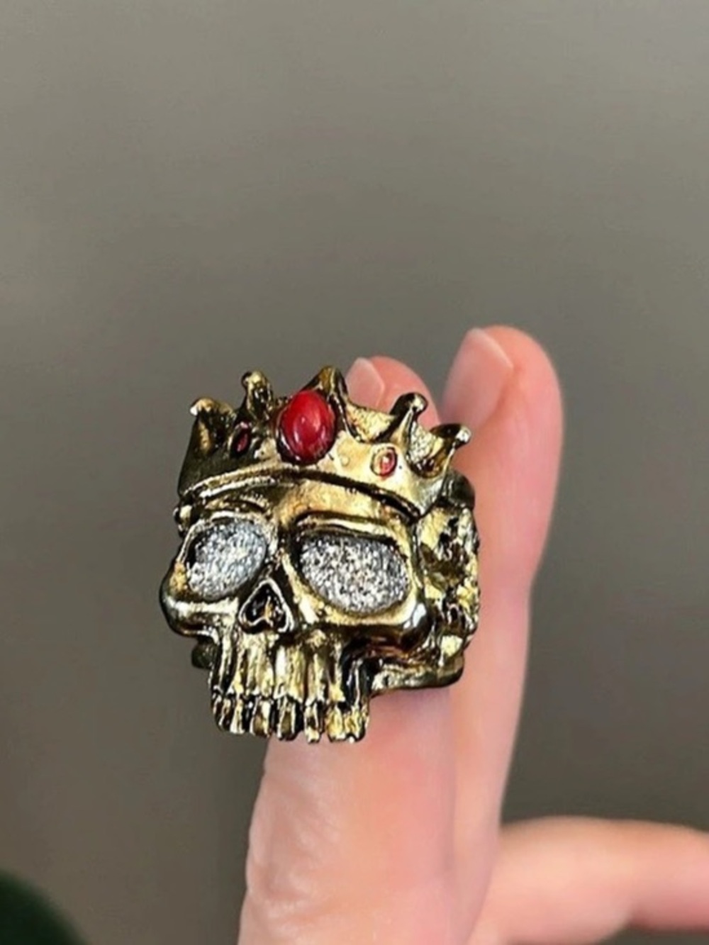 Vintage Halloween Costume Ring Skull Crown Statement Ring in Gold-Tone Pirate - Picture 3 of 7